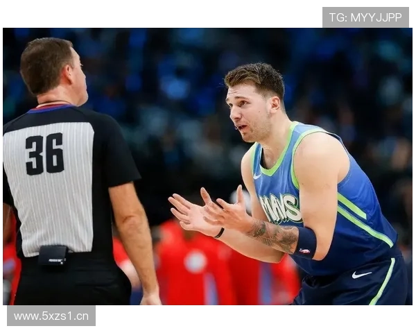 东契奇罚球后抱怨对手提前进线领技术犯规